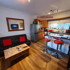 Cozy Studio Haven: Long-stay Comfort With Free Parking & Amenities Apartment
