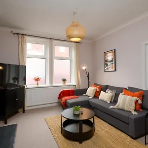 Joseph By Koya Homes - 3-bedroom Home, High Street, Free Parking Holiday home