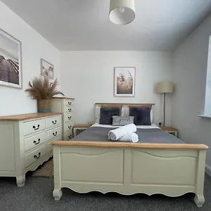 Waterfront - Entire 3 Bed Apartment